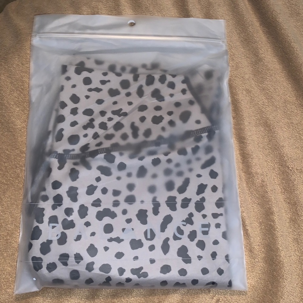 Snow leopard midnight leggings
